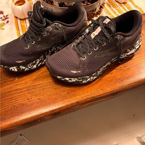 Brooks Ghost, barely worn lots of life left in thes shoes!